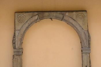 Druhotně osazený renesanční kamenný portál. ( © Jan P. Štěpánek 02/2006)
