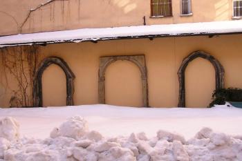 Druhotně osazené gotické a renesanční kamenné portály. ( © Jan P. Štěpánek 02/2006)