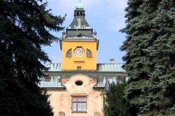 Zámek se vstupní alejí ( © Pavel Vítek 09/2006)