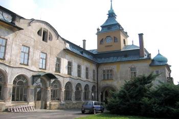 Zámek ze zámeckého nádvoří ( © Pavel Vítek 09/2006)
