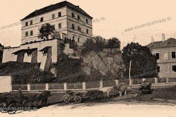 Kaštěl na dobové pohlednici (© zdroj:http://www.slovenskehrady.sk)