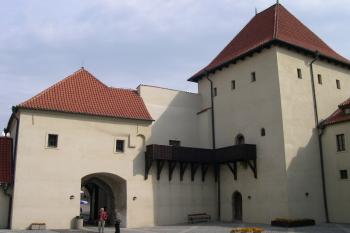 Nádvoří hradu s věží (© Ivan Grisa, 09/2004)