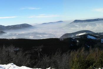 Panorama moravské části Beskyd spolu s tmavým hřebenem Lukšince v popředí ( © Jan P. Štěpánek 02/2006)