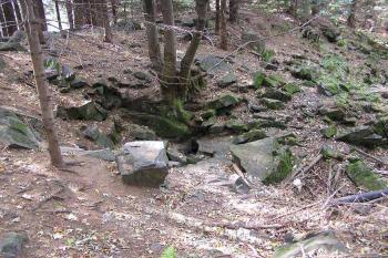 Pohled na místo vstupu do Ondrášových děr (© Jan P. Štěpánek, 10/2006)
