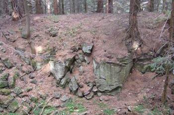 Skalnatý žleb táhnoucí se od Ondrášových děr takřka po celé délce hřebene Lukšinec (© Jan P. Štěpánek, 10/2006)