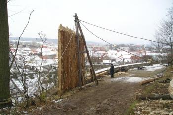 Stavba palisády se středověkým jeřábem ( © informační středisko a muzeum 02/2006)