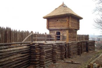 Ukázka opevnění se strážní věží jako rozhlednou. ( © Oldřich Petrášek 01/2008)