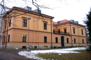Zámek ze zámeckého parku ( © Pavel Vítek 02/2006)