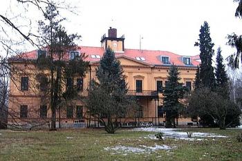 Zámek z východní strany ( © Pavel Vítek 02/2006)