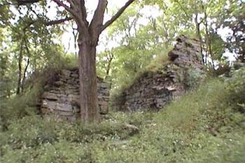Torzo hradní brány tak jak ji lze spatřit při příchodu (© 2000 Vlky, Jirka Čížek)