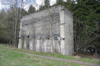 Zbytky technologických staveb bývalého lomu (© Jiří Čížek, 04/2004)