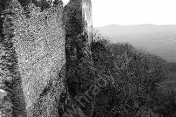 Pohľad z východného opevnenia na západ (© Maroš Plávka 11/2005)