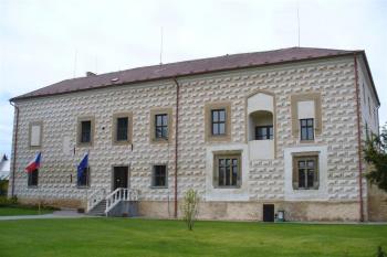 suchdol - čelní pohled na tvrz (© zdeněk komínek, 05/2011)