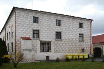 Tvrz v Suchdole u Kutné Hory od východu ( © Filip Matoušek 03/2002)