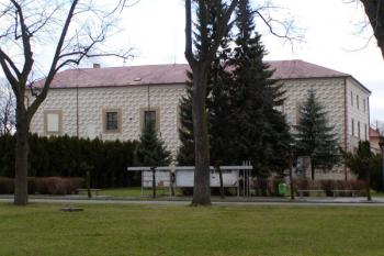 Budova tvrze - zámku z parčíku na návsi ( © Filip Matoušek 03/2002)