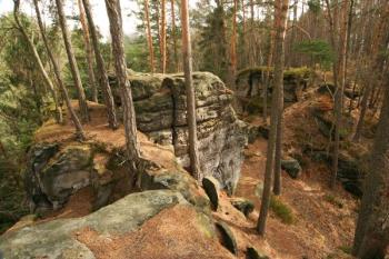 Skalní bloky na hřebeni před hradem se stopami dřevěných konstrukcí ( © Filip Matoušek 04/2004)