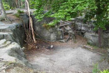 Podvalí věže, vytesané do zadního skalního bloku ( © Filip Matoušek 06/2002)