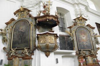 Oltáře sv. Václava a Nejsv. Srdce Páně a kazatelna (© jan škoda , 05/2011)