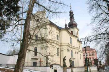 Pohled na kostel a sochy od fary ( © Aleš Marek 03/2006)