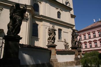 Sochy u závěru kostela ( © Ivan Grisa 05/2009)