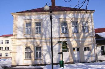 Boční fasáda frýdlantské radnice ( © Jan P. Štěpánek 03/2006)