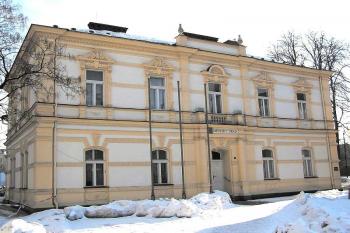 Celkový pohled na budovu frýdlantské radnice z náměstí ( © Jan P. Štěpánek 03/2006)