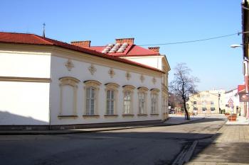 Radnice při průhledu k náměstí ( © Jan P. Štěpánek 02/2007)