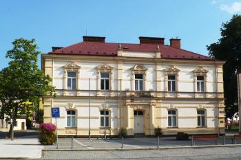 pohled na frýdlantskou radnici přes náměstí ( © Jan P. Štěpánek 07/2008)