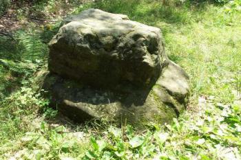 torzo sloupu v jedné ze světniček (© Milan Caha, 07/2007)