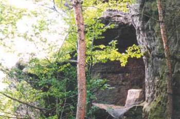 Vchod do skalní světničky (© Petr Šantrůček 05/2004)