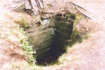 Cisterna vytesaná ve skále (© Petr Šantrůček 05/2004)