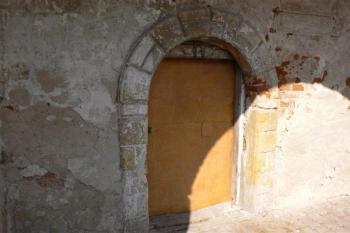 vstup z prostoru pod arkádami do střední místnosti v přízemí (© Otto Slabý, 02/2011)