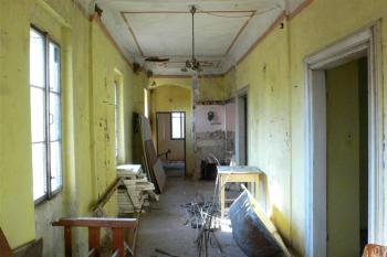 pohled z prostoru před schodištěm v 1. patře do chodby nad arkádami  (© Otto Slabý, 02/2011)