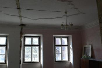 místnost v západním rohu 1. patra, pohled na jihozápadní stěnu (© Otto Slabý, 02/2011)