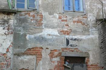zbytky renesančních sgrafit ve střední části severozápadní fasády (© Otto Slabý, 02/2011)