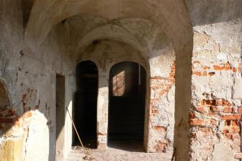 vstup z prostoru pod arkádami na schodiště do patra (© Otto Slabý, 02/2011)