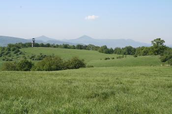 Erbenova vyhlídka a panoráma Českého středohoří z cesty ze Žežic ( © Ivan Grisa 05/2009)