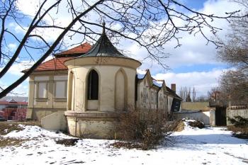 Zámek se zahradním pavilónkem ( © Pavel Vítek 03/2006)