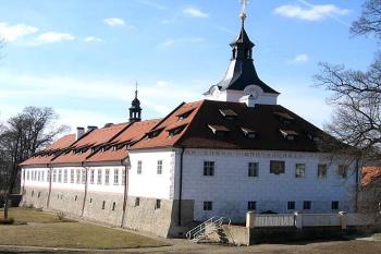 Pohled na zámek z mostu ( © Pavel Vítek 03/2006)