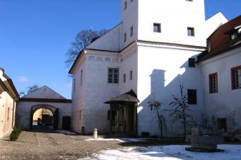 Pohed z nádvoří na hlavní bránu ( © Pavel Vítek 03/2006)