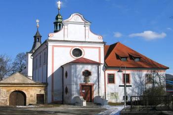 Pohled na kapli sv. Judy Tadeáše od západu. ( © Pavel Vítek 03/2006)