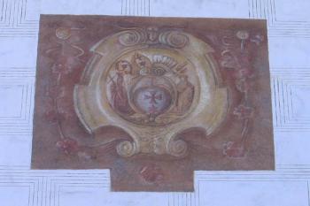 Erb Křižovníků s červenou hvězdou na zdi zámku ( © Pavel Vítek 03/2006)