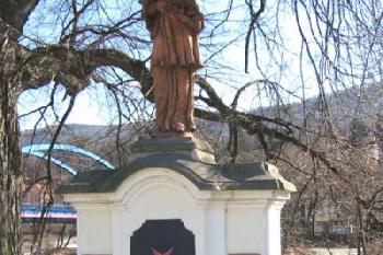 Socha sv. Jana Nepomuckého před zámkem ( © Pavel Vítek 03/2006)