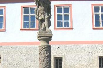 Socha sv. Václava v parčíku mezi zámkem a řekou Berounkou ( © Pavel Vítek 03/2006)