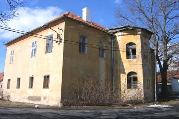Zámek, pohled od jihozápadu ( © Pavel Vítek 03/2006)