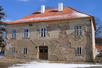 Pohled na zámek z hospodářského dvora ( © Pavel Vítek 03/2006)