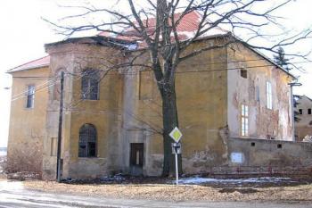 Zámek s pětibokou kaplí (© Pavel Vítek 03/2006)