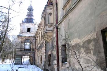 Zámecký trakt s věží pohledem od parku ( © Pavel Vítek 03/2006)