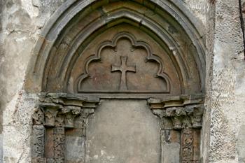 bohatě profilovaný a zdobený portál v severní stěně lodi (© Pavel Zany Komárek 22. 8. 2009)
