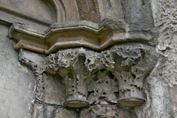detail hlavic pravého ostění portálu (© Pavel Zany Komárek 22. 8. 2009)
